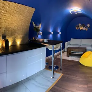 Quirky Vaulted Flat With Terrace Bath